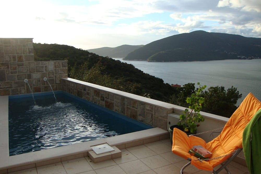 Villa voor 10 Personen in Luštica, Montenegro