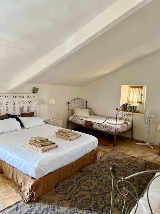 Location de vacances pour 12 personnes, avec piscine ainsi que vue et terrasse à La Capelle-et-Masmolène - 4