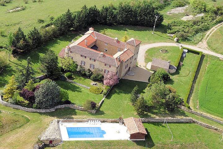 Gîte pour 25 personnes, avec terrasse ainsi que piscine et jardin, animaux acceptés