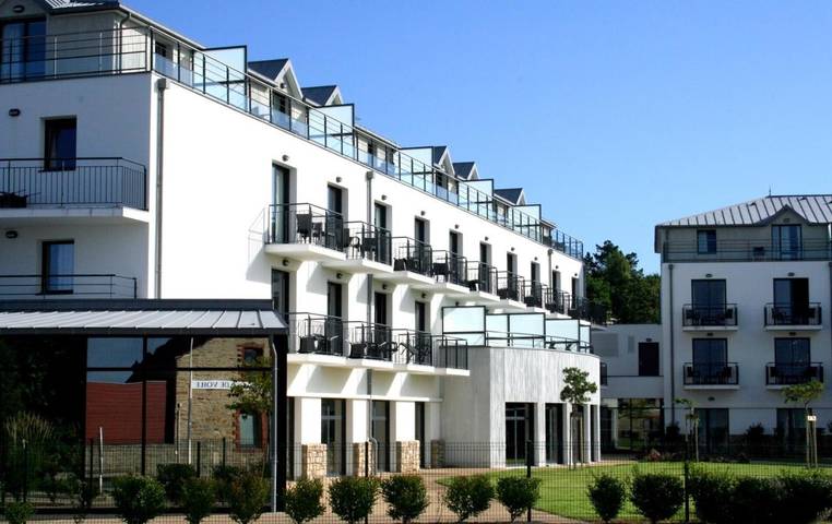 Hôtel pour 2 personnes, avec jacuzzi et piscine ainsi que jardin et sauna