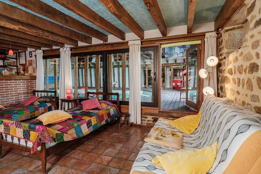 Außergewöhnliches Ferienhaus mit beheiztem, privatem Innenpool, Teich, Tieren. in Jouillat, Guéret und Umgebung