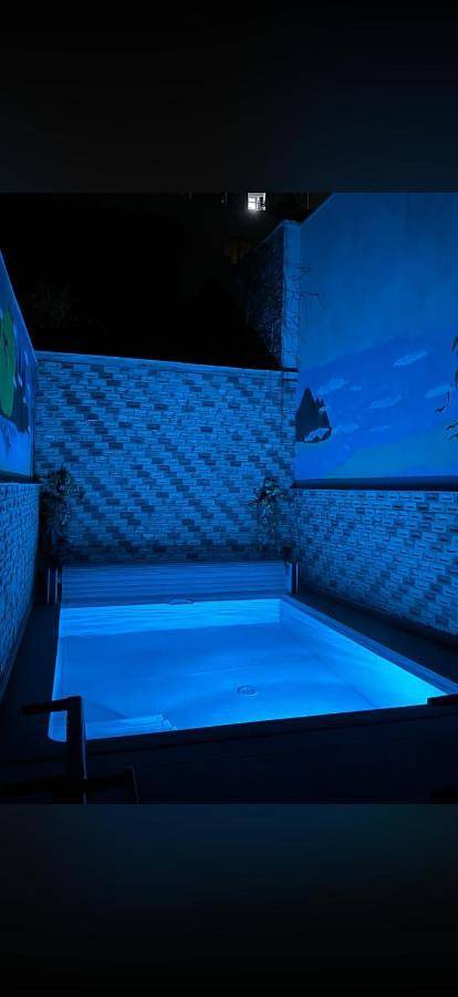 Chambre d’hôte pour 2 personnes, avec piscine et terrasse ainsi que jacuzzi et sauna à Charleroi