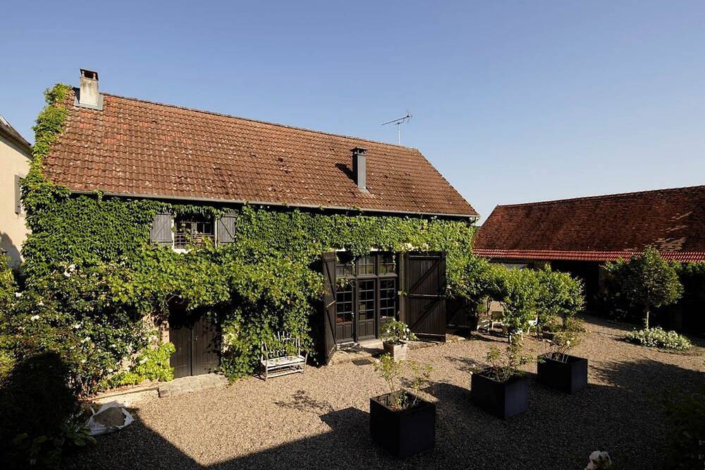 Luxuriöses 8-Personen-Ferienhaus in einem 9 ha großen Landschaftspark mit Swimmingpool, Tennis und Angeln in Saint-Dizier-la-Tour, Aubusson und Umgebung
