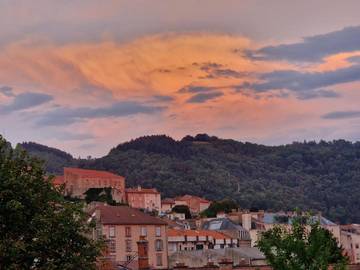 Chambre d’hôte pour 4 personnes, avec piscine et jardin ainsi que vue et terrasse à Thiers