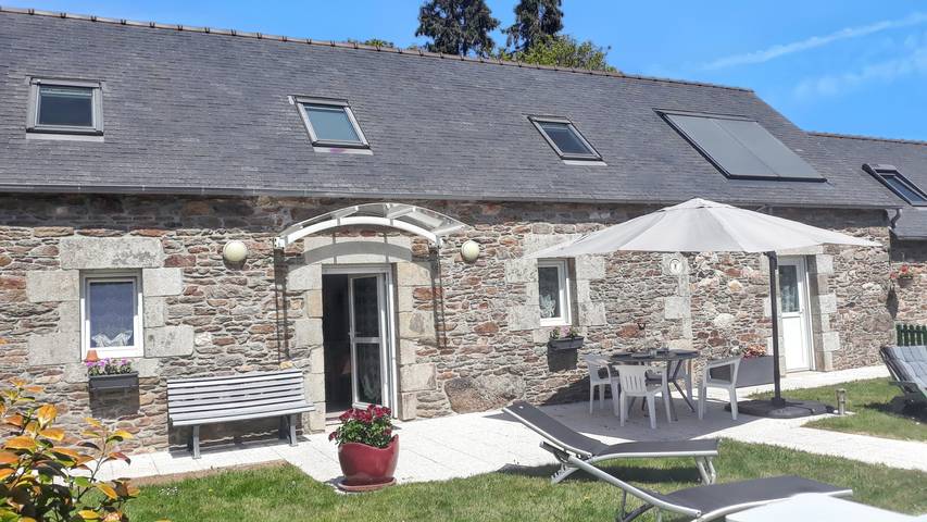 Gîte pour 6 personnes, avec terrasse à Botsorhel