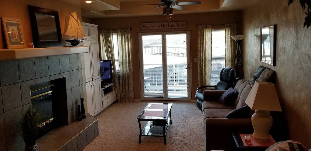 Ganze Wohnung, Schöne Eigentumswohnung am Wasser mit dem Bootsrutsch! Es ist fünf Uhr irgendwo ... in Lake of the Ozarks