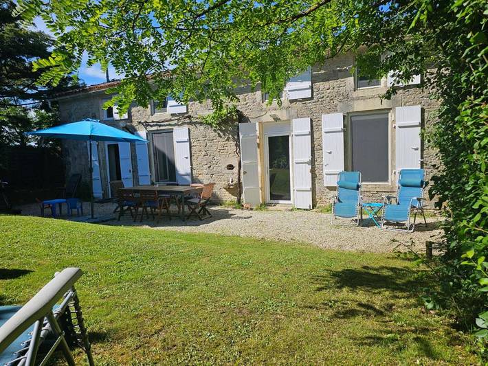 Location de vacances pour 7 personnes, avec Terrasse ainsi que Jardin et Piscine à Genouillé