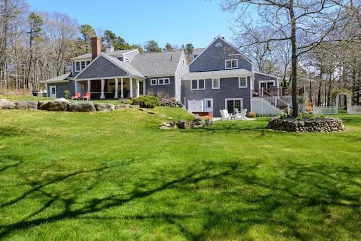 Vacation house for 10 people, with yard and terrace as well as hot tub in Massachusetts