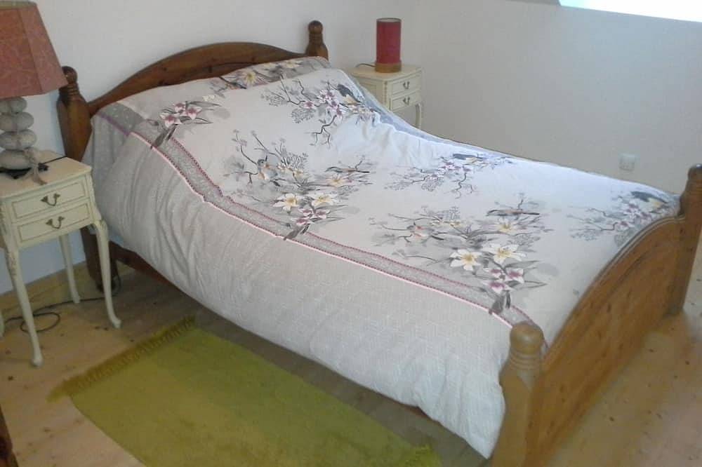 Gîte St Germain sleeps 5, 3 mins from the lake fishing/pedalos, pets welcome! in Glomel, Guingamp Region