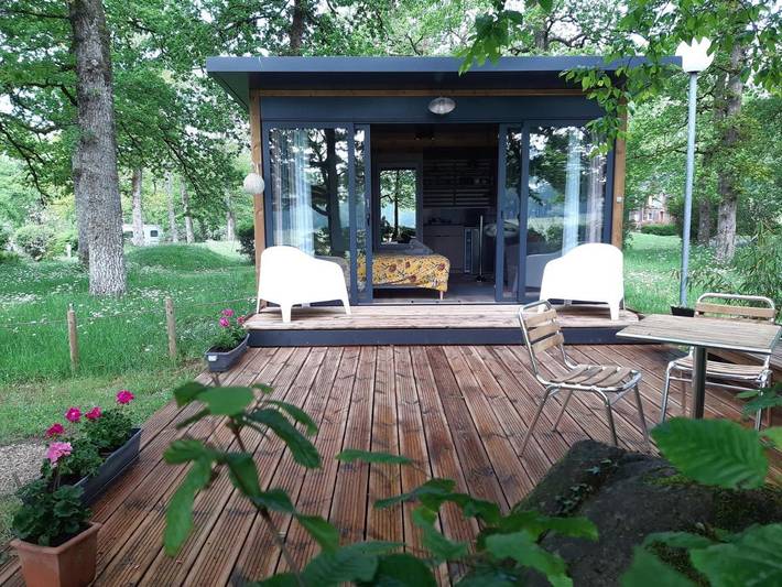 Location de vacances pour 4 personnes, avec jardin ainsi que vue sur le lac et vue à Sénergues