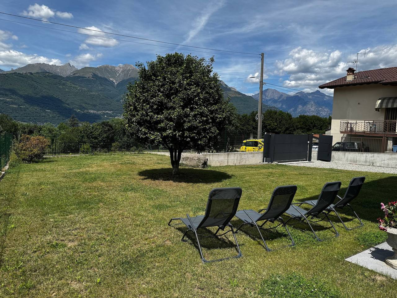 Ganze Wohnung, Ferienwohnung 'Tommaso' in der Villa Flaminia in Colico mit Garten und Grill in Colico, Orobie Alpen West