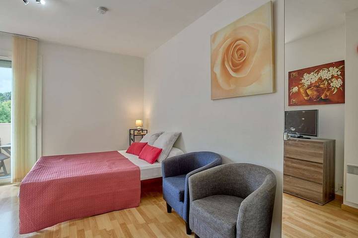 Appartement entier, Studio rénové pour 2 pers., proche Lac de l’Uby, animaux admis, parking in Cazaubon, Gers