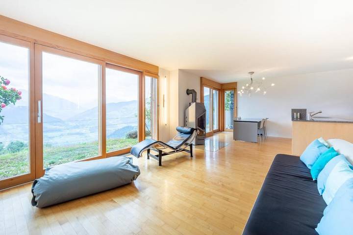 Ferienwohnung für 4 Personen, mit Terrasse und Garten in Falera