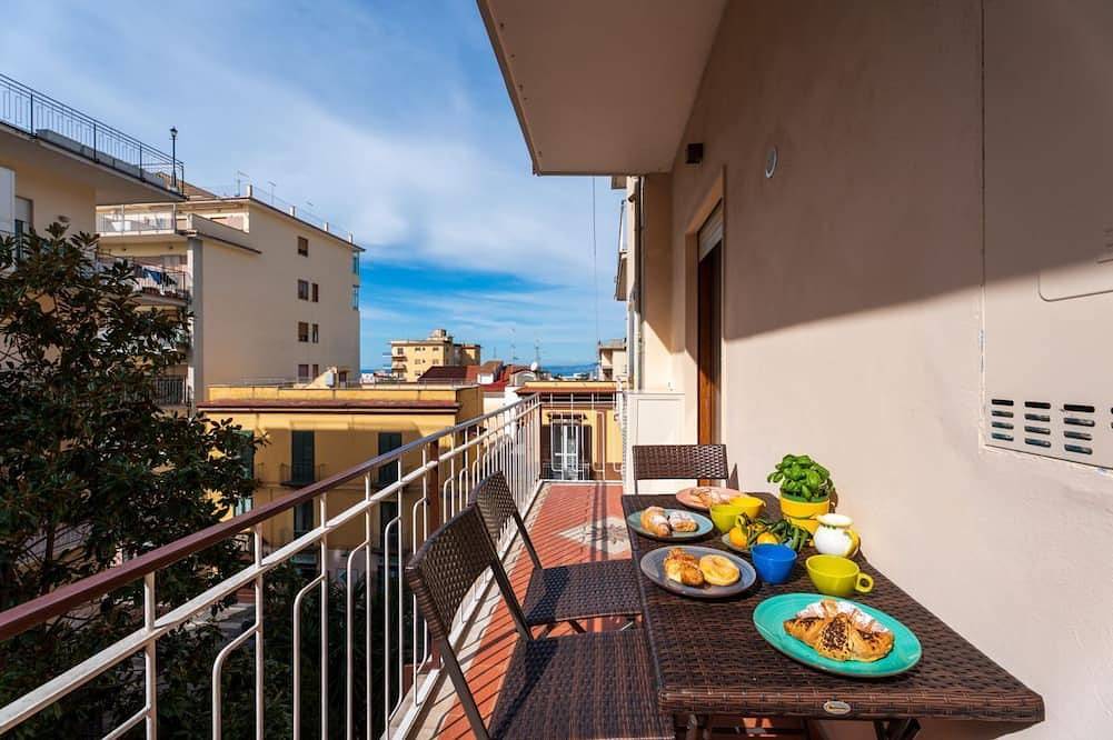 Entire apartment, Elegant renovated apartment with private terrace in Piano di Sorrento, Naples Province