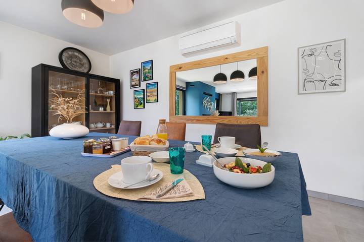 “Au Cerf Blanc Suite Parentale” Guest Room with Mountain View, Wi-Fi and Air Conditioning in Les Eyzies, Périgord Noir
