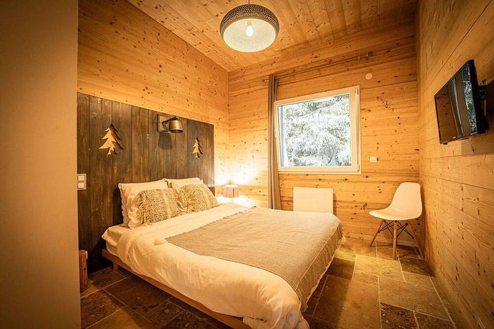 Gîte pour 10 personnes, avec piscine et jardin ainsi que jacuzzi et terrasse à Barbey-Seroux - 2