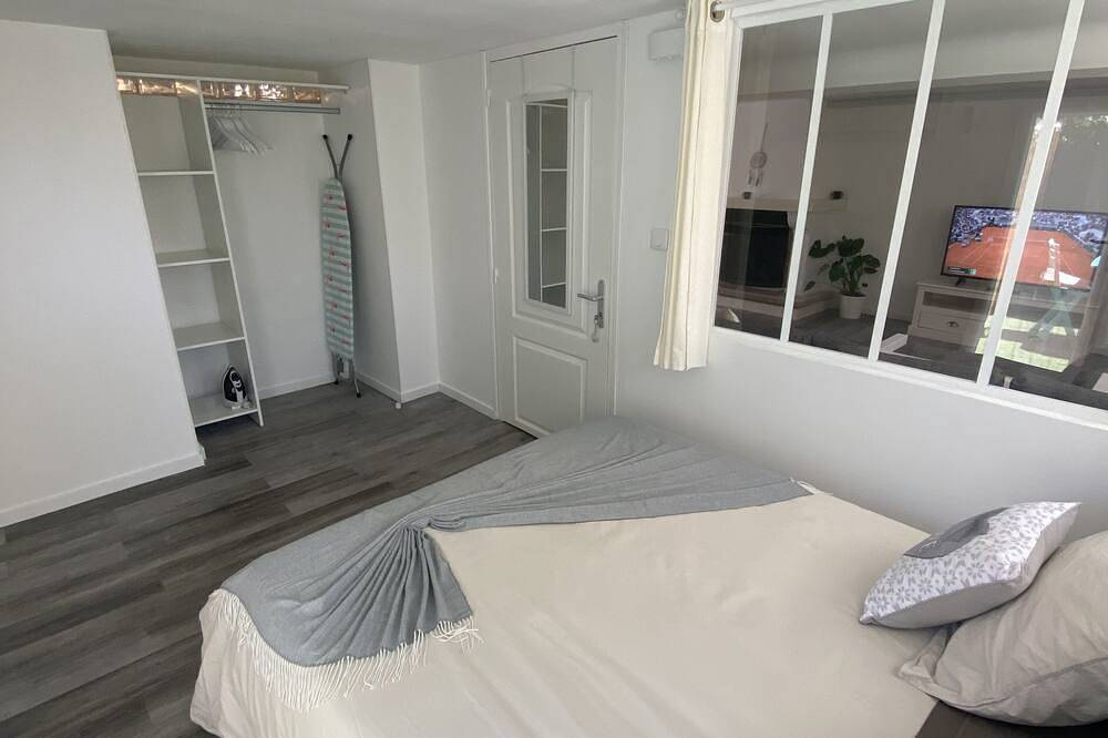 Entire apartment, Cosy apartment in a 2** residence in Martigues, Istres region