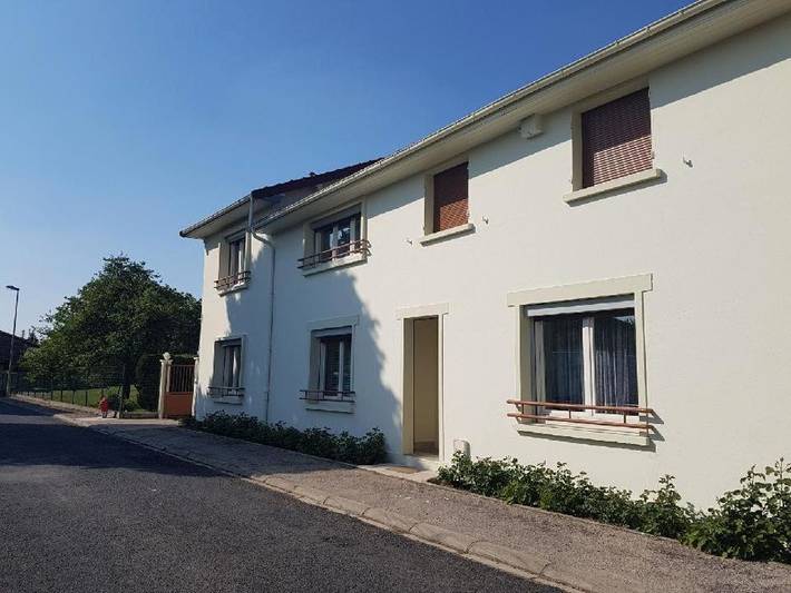 Gîte pour 11 personnes, avec jardin, adapté aux familles dans Larzicourt
