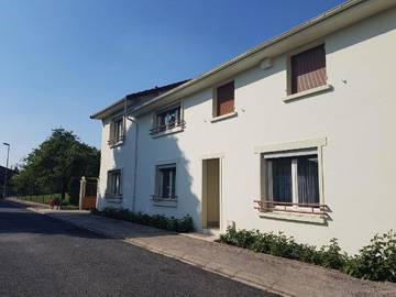 Gîte pour 11 personnes, avec jardin, adapté aux familles dans Larzicourt