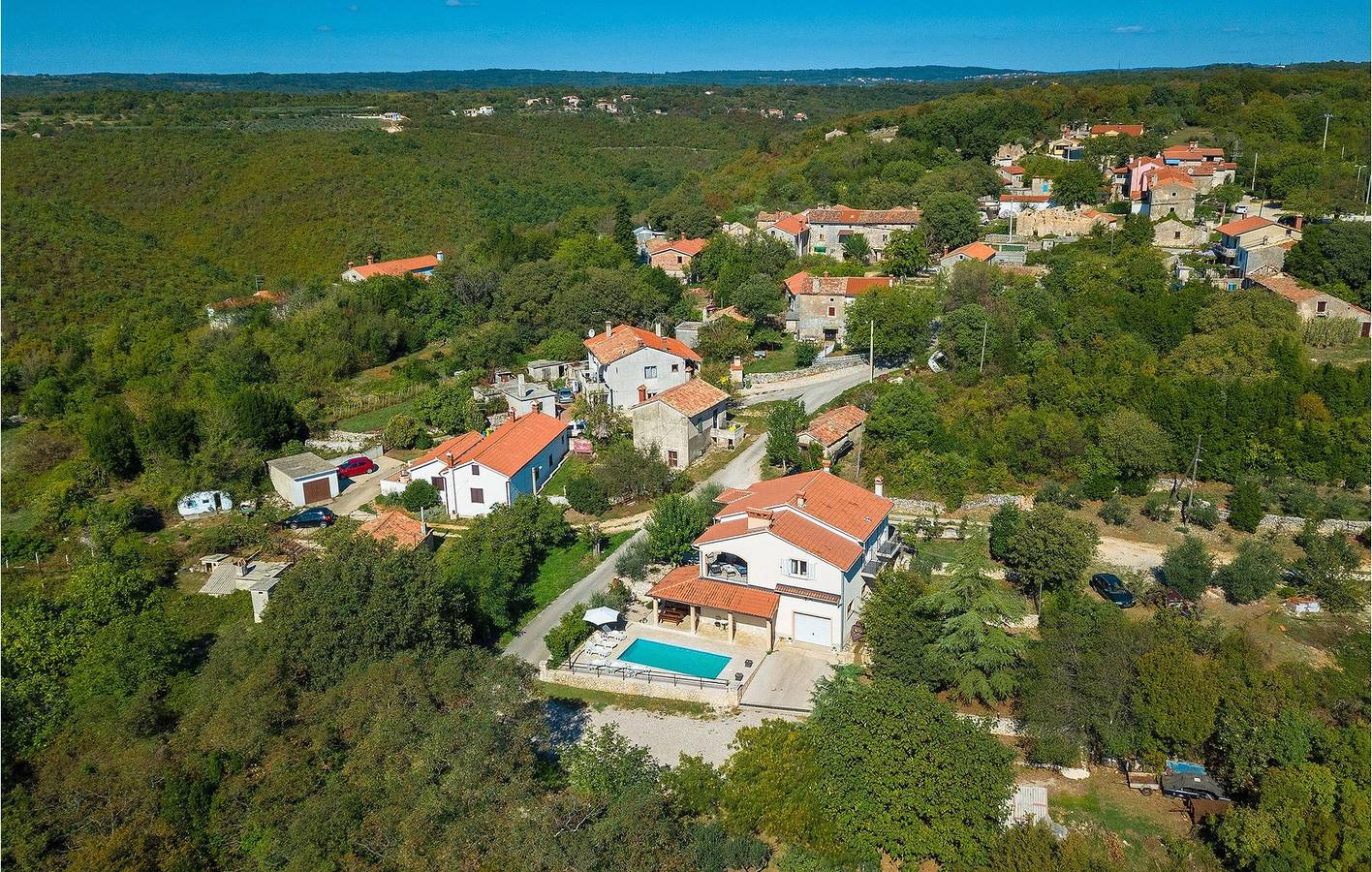 Appartement moderne d'une chambre avec piscine, Wi-Fi et parking près du centre-ville in Raša, Côte Est de l'Istrie