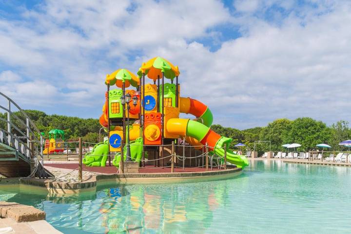 Bungalow per 6 persone, con piscina e giardino nonché piscina per bambini a Marina di Bibbona