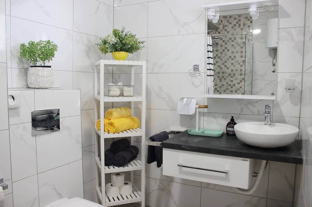 Ganze Wohnung, Central Gem: Sea-View Hideaway + Parking in Necujam, Solta