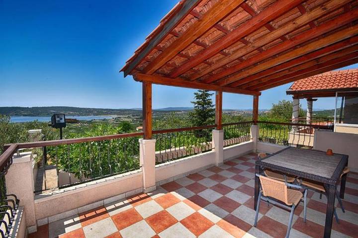 Villa pour 8 personnes, avec jardin ainsi que vue et piscine, animaux acceptés à Šibenik - 4