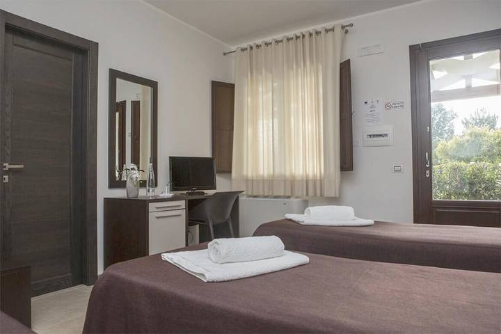 Gîte pour 2 personnes, avec Terrasse et Jardin ainsi que Piscine et Vue sur le lac à Mazzarino - 2