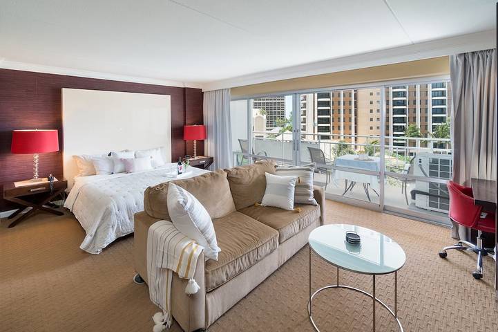 Holiday apartment for 4 people, with balcony and pool as well as garden in Honolulu