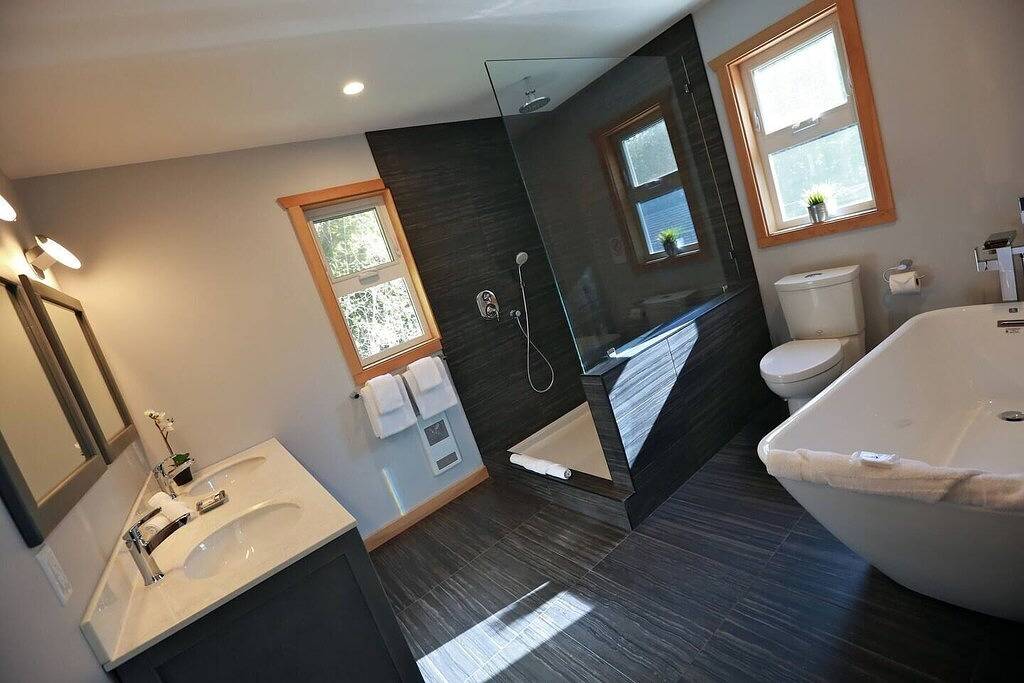 Cox Bay Retreat-Beach Access, Hot Tub, Fireplace in Tofino, Alberni-Clayoquot Regional District