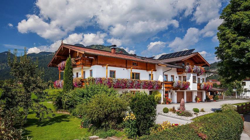 Hütte für 4 Personen, mit Garten und Terrasse sowie Ausblick in Kössen
