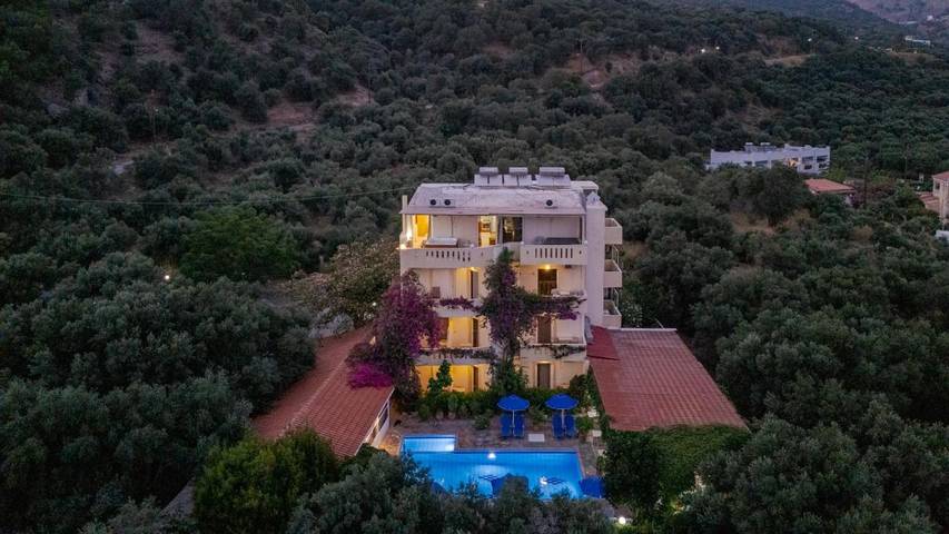 Appart’hôtel pour 7 personnes, avec terrasse ainsi que vue et piscine