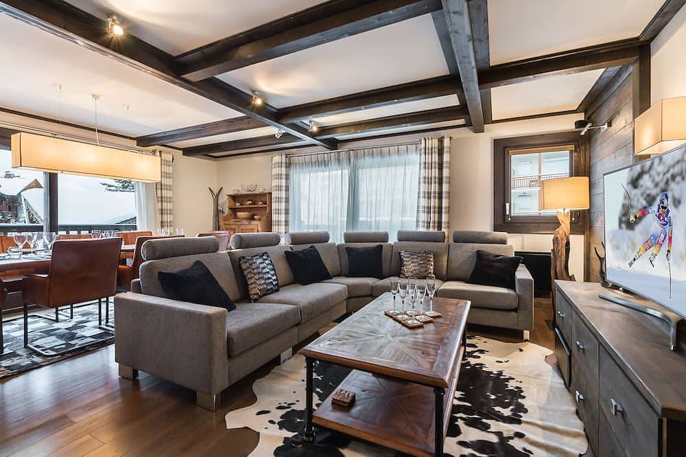 Entire apartment, Stylish central apartment with fireplace and parking in Courchevel in Courchevel 1650 (Moriond), Saint-Bon-Tarentaise