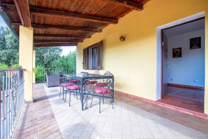 Entire apartment, Apartment 'Villa Sorrentina - Suite Edera' with Private Terrace, Wi-Fi and Air Conditioning in Alghero, Sassari Province