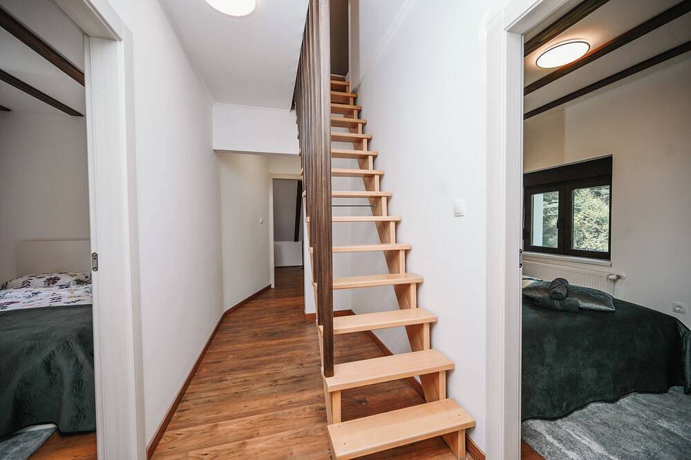 250 m² Ferienhaus mit Privatsphäre, Pool & traumhaftem Berg- und Seeblick in Primorje-Gorski Kotar