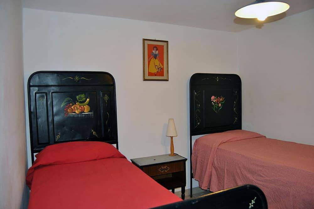 Grande Villa con 3 appartamenti e campo da tennis ,  14 persone 2 km dal mare in Sant'Antioco