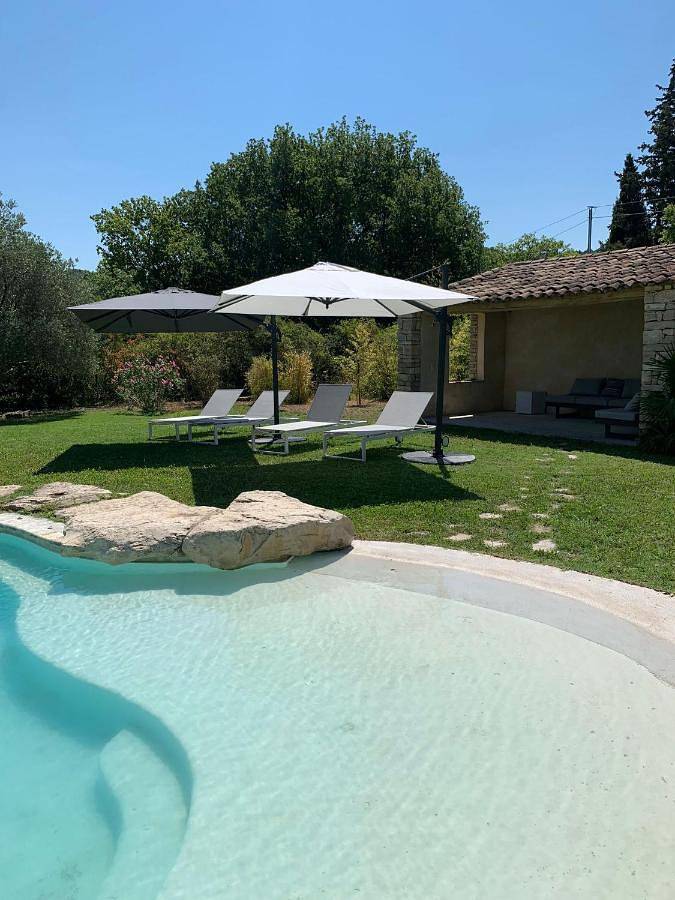Location de vacances pour 13 personnes, avec vue ainsi que piscine et jardin à La Roque-sur-Pernes