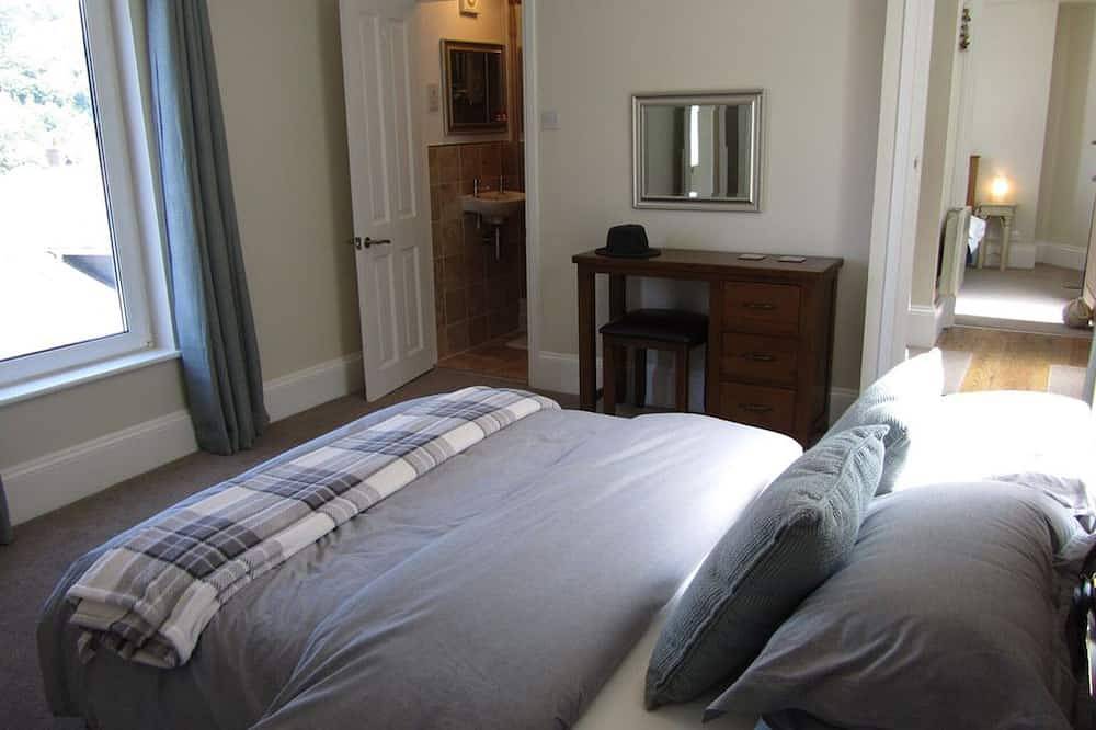 Chapel House - Stunning River Views - Sunny Balcony - Parking Nearby in Kingswear, Devon