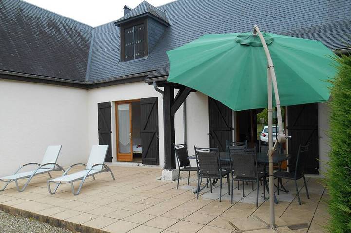 Gîte pour 5 personnes, avec Terrasse ainsi que Jardin et Piscine