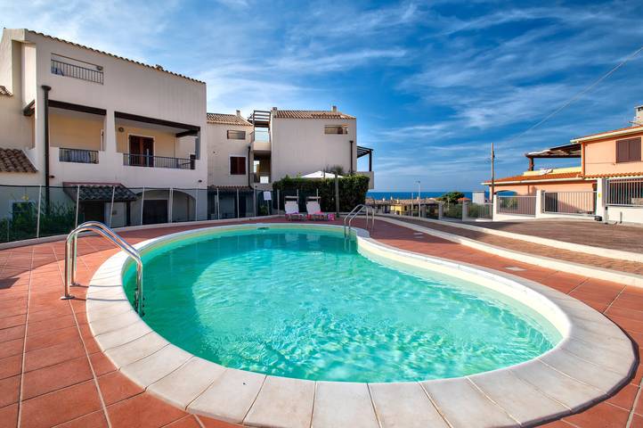 Appartamento intero, Appartamento 'Gio's' con piscina condivisa, giardino privato e aria condizionata in Lu Bagnu, Castelsardo