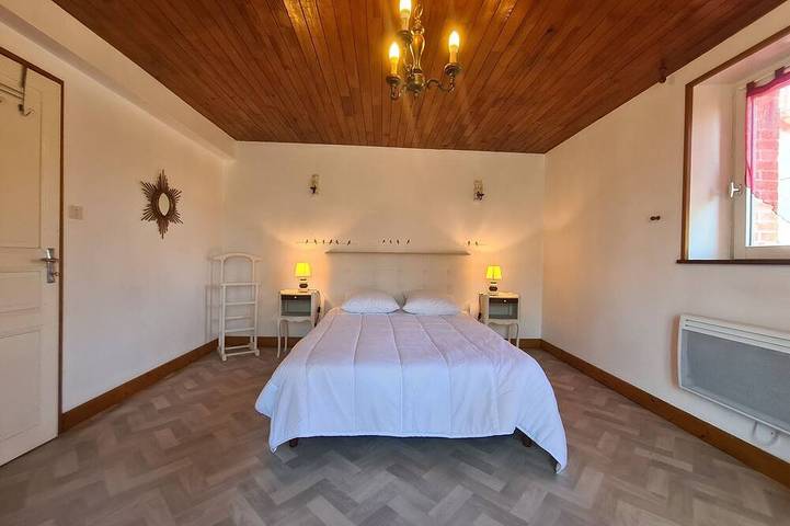 Maison de vacances en Berry avec grand terrain, plage à 2 min, animaux acceptés et terrasses privées in Baraize, La Châtre und Umgebung