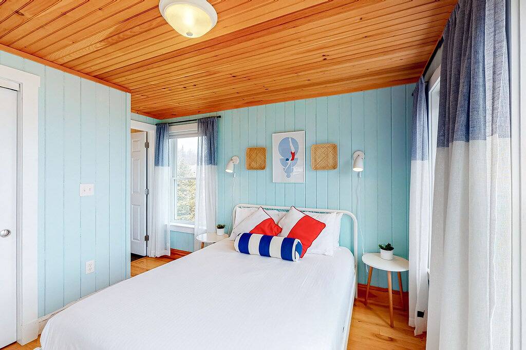 Dazzling ocean-view house with fireplace, deck, firepit, central Ac, & W/D in Knox County (Maine)