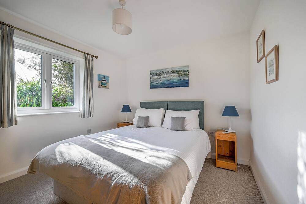 2 Bedroom Holiday Home - with Hot Tub & Ev Charger in Cornwall