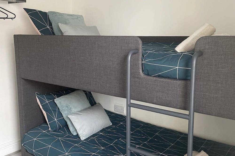 Spacious & Modern 4 Bedroom Holiday Home Gwynedd in Bangor, Snowdonia