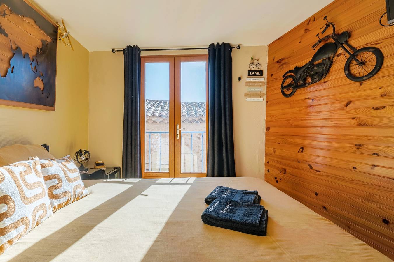 Chambre d’hôtes « Voyage » avec terrasse partagée, Wi-Fi et climatisation in Sainte-Croix-du-Verdon, Parc naturel régional du Verdon