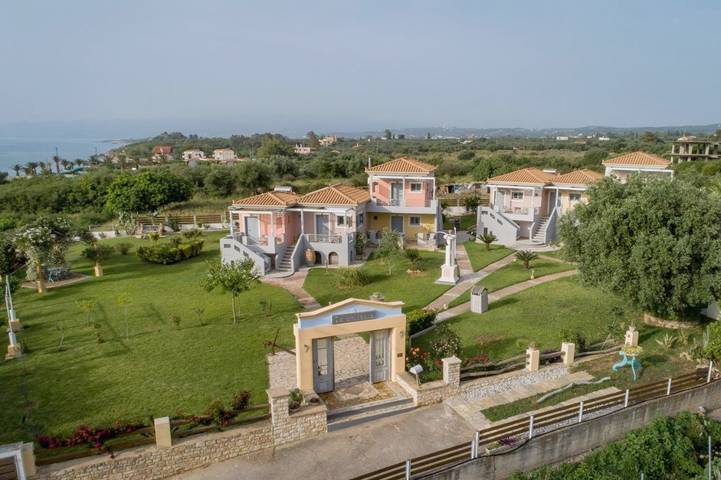 Ferienwohnung für 2 Personen, mit Balkon und Terrasse sowie Garten und Ausblick in Kyparissia