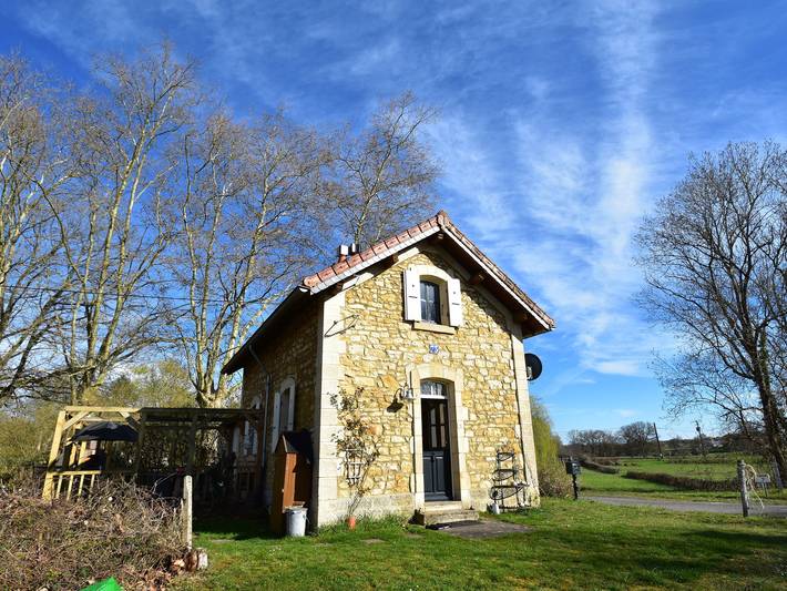 Cottage en France avec jardin près du lac in Montaron, Nièvre