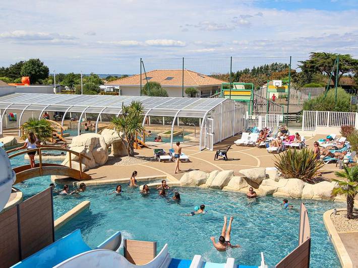 Camping pour 4 personnes, avec Bassin pour enfant