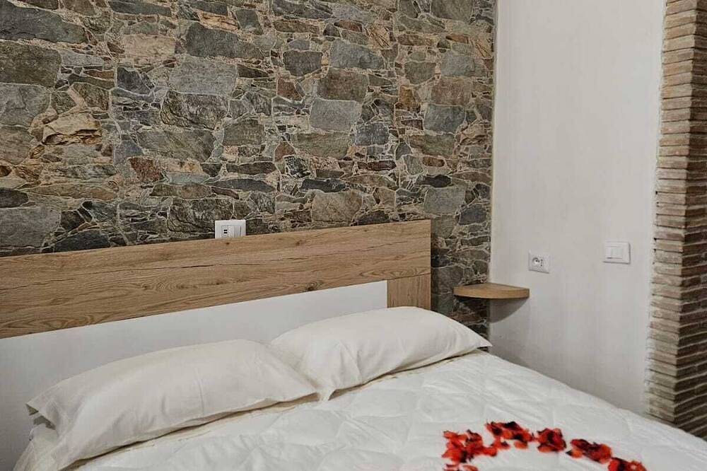 Entire apartment, Romantic House: the Lake Refuge (complete lakefront apartment)4bed+Wc in Anguillara Sabazia, Lake Bracciano