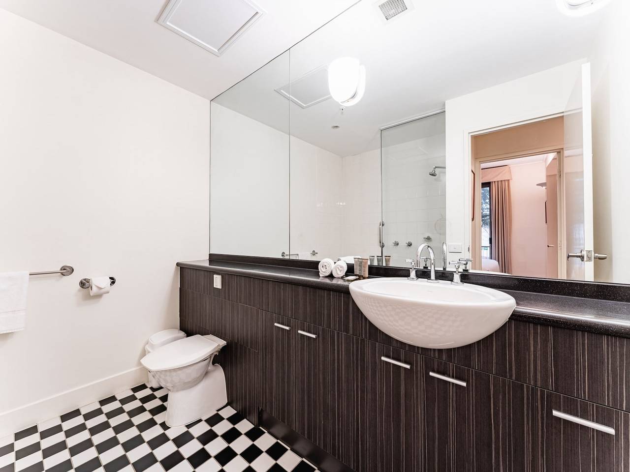 Entire apartment, Chic 1-Bed in East Melbourne with Gym & Pool in Melbourne, Victoria